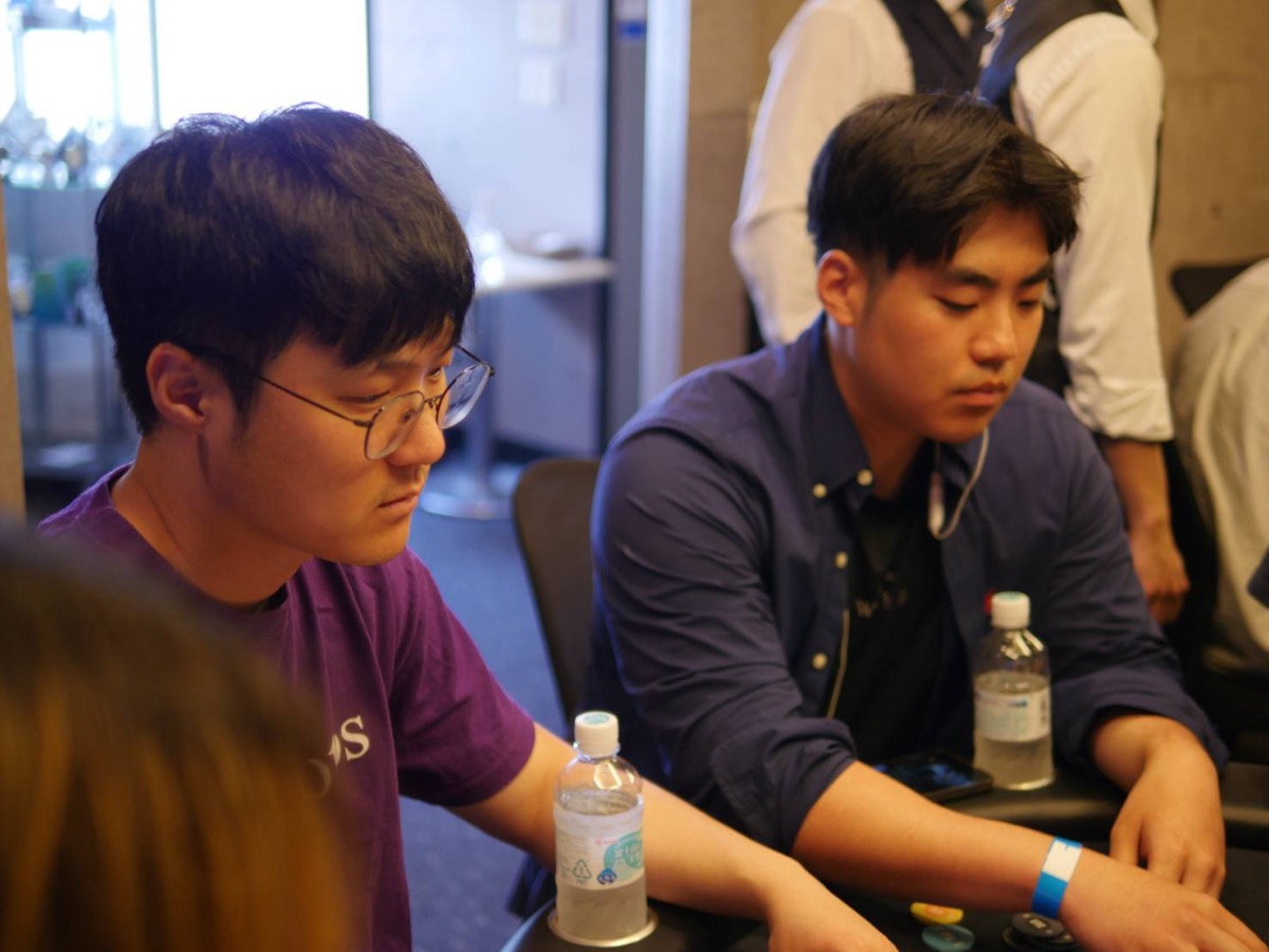 長野県松本市POKER UTGで真剣にプレイするお客様